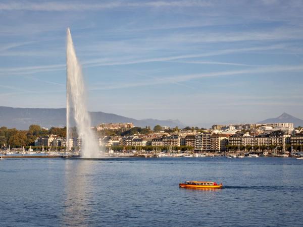 The Ritz-Carlton Hotel de la Paix, Geneva : photo 2 de la chambre chambre premium lit king-size - vue frontale sur lac