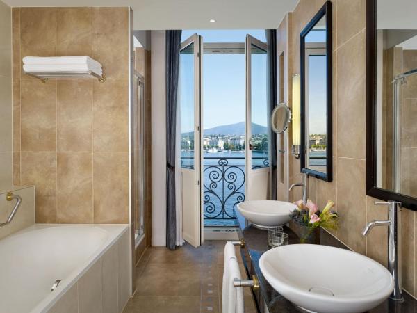 The Ritz-Carlton Hotel de la Paix, Geneva : photo 10 de la chambre suite 1 chambre lit king-size avec canapé-lit et balcon - vue frontale sur lac