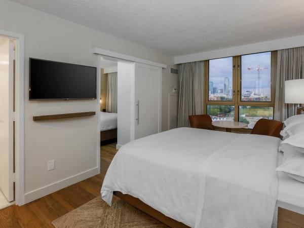 Sheraton Suites Market Center Dallas : photo 1 de la chambre 1 king & 1 queen, club level, 2 bedroom suite, balcony