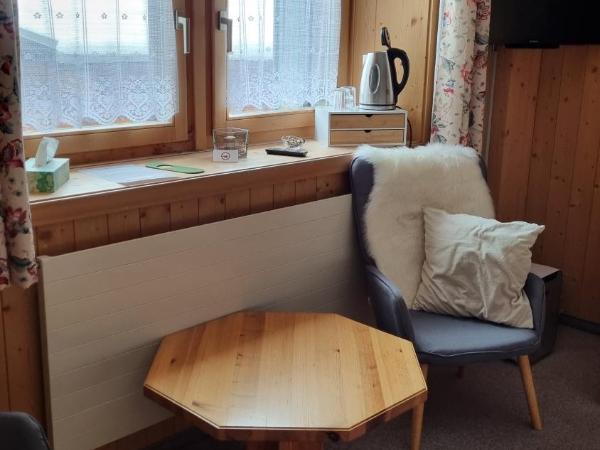 Pension Hof zur Stilli : photo 4 de la chambre chambre double avec douche privée & toilettes communes