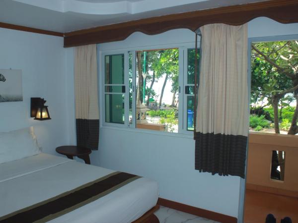 Naithon Beach Villa : photo 5 de la chambre chambre double deluxe avec balcon - vue sur mer