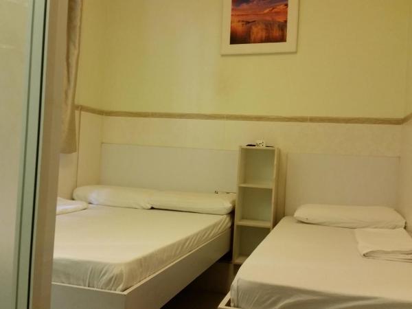 Li Cheng Guesthouse : photo 2 de la chambre chambre triple avec salle de bains privative