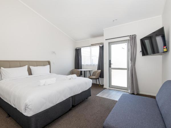 Aurora City Suites Motel : photo 9 de la chambre studio exécutif avec patio et cuisine