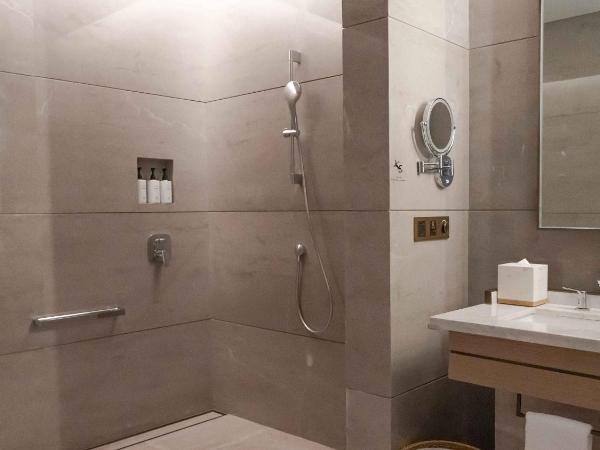 Vignette Collection Hangzhou Huaxia Center Hotel, an IHG Hotel : photo 5 de la chambre chambre lit king-size premium - accessible aux personnes à mobilité réduite