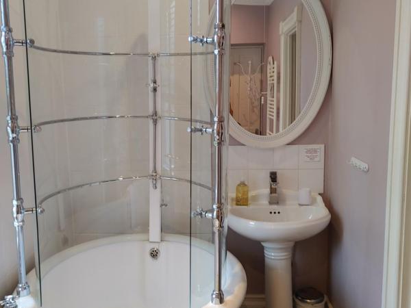 The Bath House Boutique B&B - IN-ROOM Breakfast - FREE parking : photo 2 de la chambre chambre double avec lit king-size à baldaquin