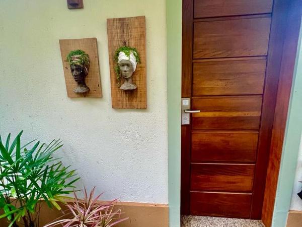 Pousada Villa Canaã : photo 9 de la chambre suite lit king-size avec baignoire spa