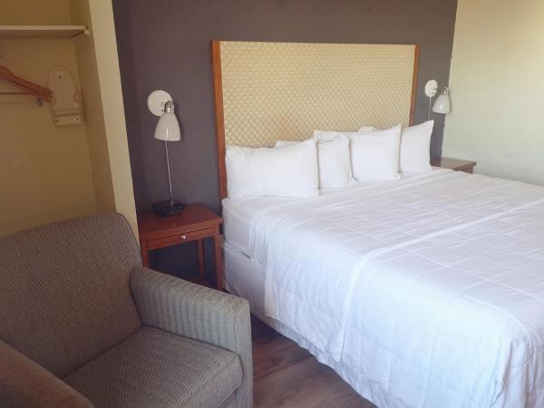 Travelodge by Wyndham Edmonton West : photo 3 de la chambre chambre lit king-size - non-fumeurs