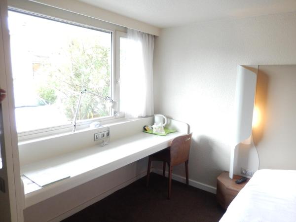Campanile Biarritz : photo 3 de la chambre hébergement 1 lit double et 1 lit junior (jusqu'à 1 an) - nouvelle génération