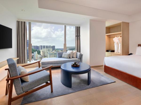 Doubletree By Hilton Shenzhen Airport Residences : photo 2 de la chambre studio lit king-size avec vue sur le jardin