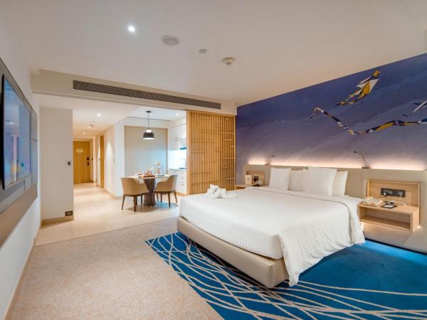 Novotel Ahmedabad : photo 3 de la chambre suite premier avec accès au salon