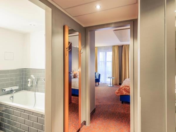 Mercure Hotel & Residenz Berlin Checkpoint Charlie : photo 1 de la chambre appartement supérieur avec lit double, canapé-lit et kitchenette