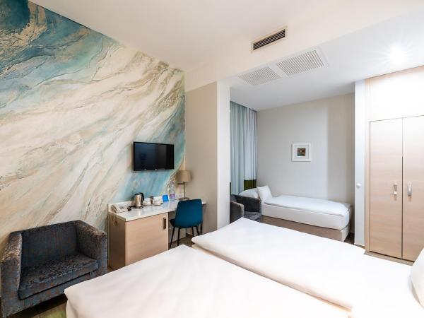 Atrium Fashion Hotel : photo 1 de la chambre chambre double ou lits jumeaux avec lit d'appoint