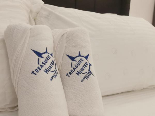 TREASURE HUNTER At Heritage Georgetown : photo 6 de la chambre chambre familiale avec salle de bains privative