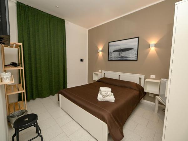 Living Salerno B&b : photo 3 de la chambre chambre double avec salle de bains privative