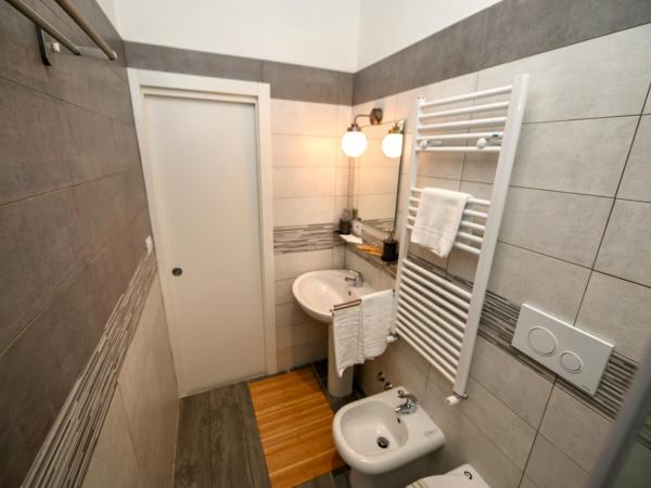 Living Salerno B&b : photo 7 de la chambre chambre double avec salle de bains privative