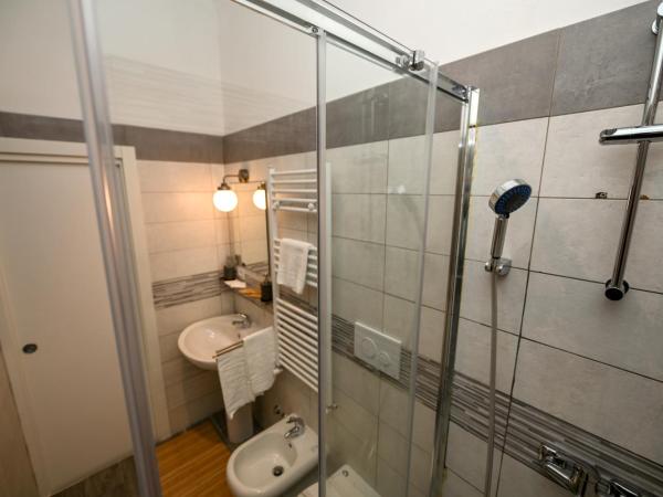 Living Salerno B&b : photo 9 de la chambre chambre double avec salle de bains privative
