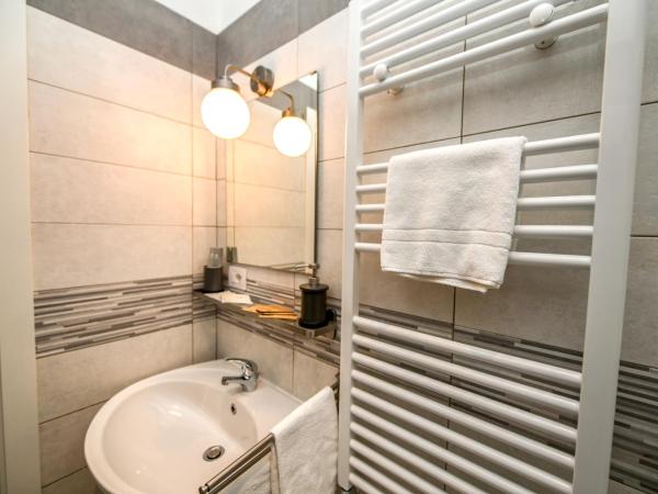 Living Salerno B&b : photo 10 de la chambre chambre double avec salle de bains privative