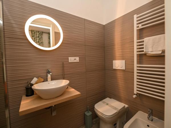 Living Salerno B&b : photo 1 de la chambre chambre double avec salle de bains privative