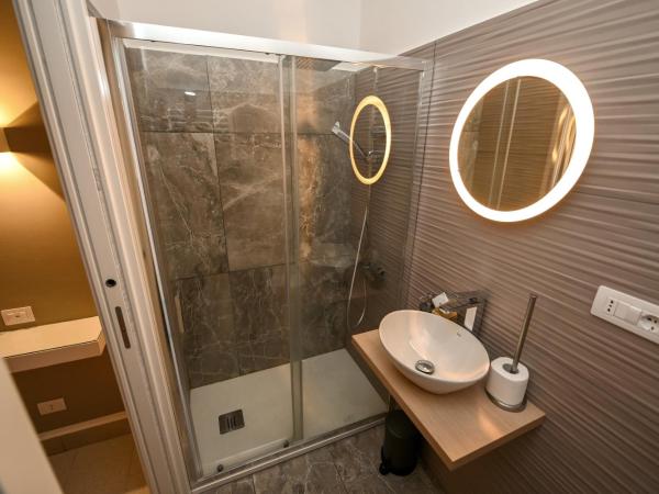 Living Salerno B&b : photo 2 de la chambre chambre double avec salle de bains privative