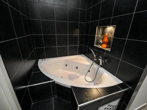 Living Salerno B&b : photo 8 de la chambre chambre double avec baignoire spa