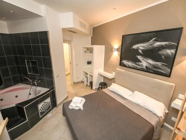 Living Salerno B&b : photo 3 de la chambre chambre double avec baignoire spa