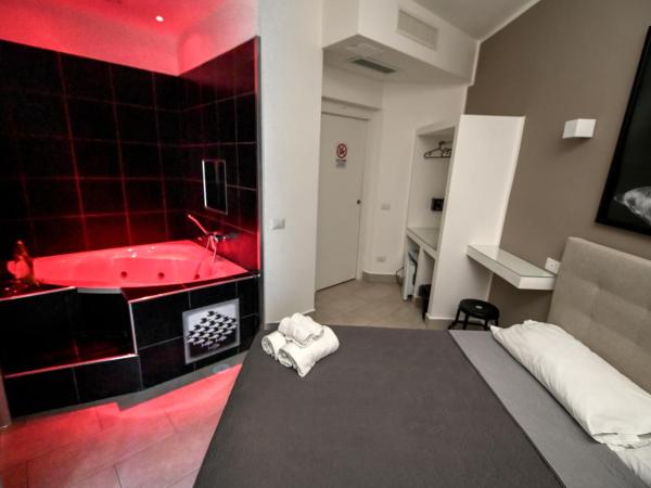 Living Salerno B&b : photo 1 de la chambre chambre double avec baignoire spa