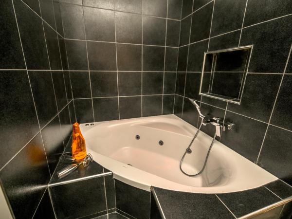 Living Salerno B&b : photo 4 de la chambre chambre double avec baignoire spa