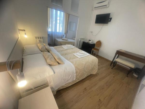 B&B Cavour16 : photo 4 de la chambre chambre double ou lits jumeaux deluxe - vue sur ville 