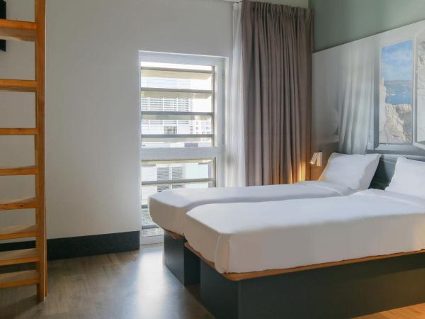B&B HOTEL Marseille Euromed : photo 3 de la chambre chambre triple