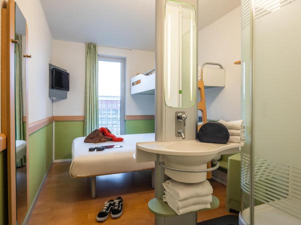 ibis budget Brugge Centrum Station : photo 2 de la chambre chambre triple standard