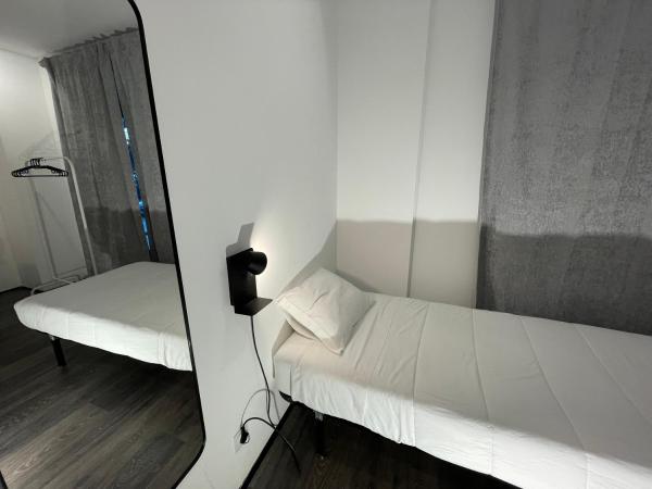 HI Parque das Nações - Pousada de Juventude : photo 4 de la chambre chambre lits jumeaux avec salle de bains privative - accessible aux personnes à mobilité réduite