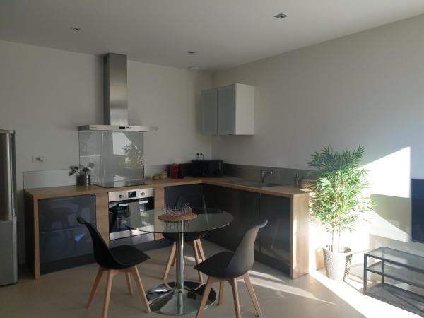 HPC Suites - Parking Gratuit & Piscine Chauffée : photo 2 de la chambre appartement avec terrasse