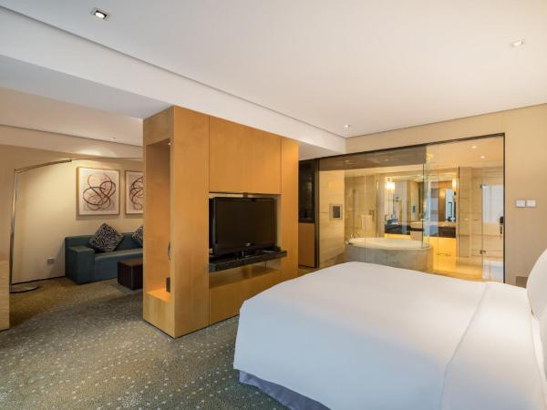 Crowne Plaza Tianjin Binhai, an IHG Hotel : photo 2 de la chambre suite junior lit king-size - accès au salon