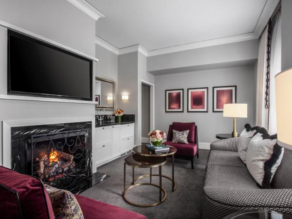 Waldorf Astoria Chicago : photo 1 de la chambre corner one-bedroom corner terrace suite with fireplace
