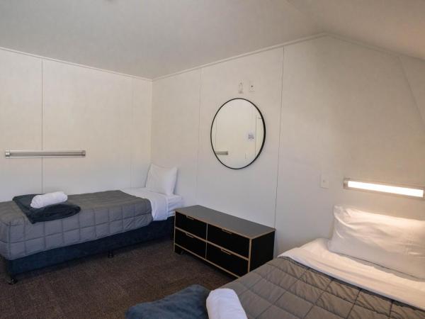 The Brownston Hostel : photo 6 de la chambre chambre triple avec salle de bains privative