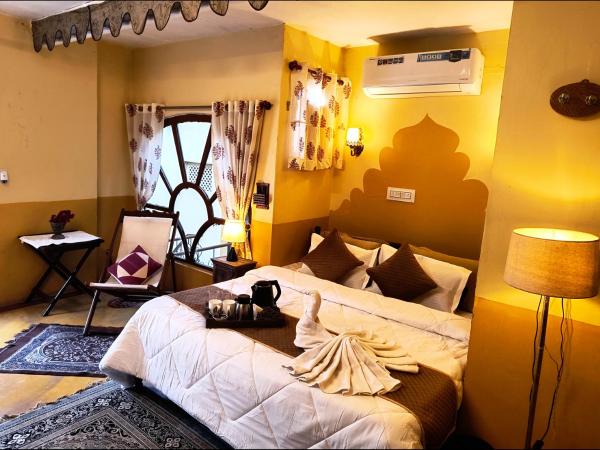 Raj Haveli- A Heritage Samode : photo 1 de la chambre chambre deluxe (2 adultes + 1 enfant)