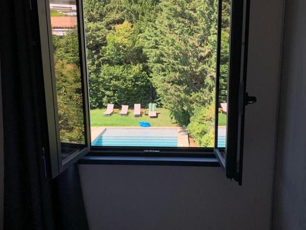 HPC Suites - Parking Gratuit & Piscine Chauffée : photo 3 de la chambre appartement avec terrasse