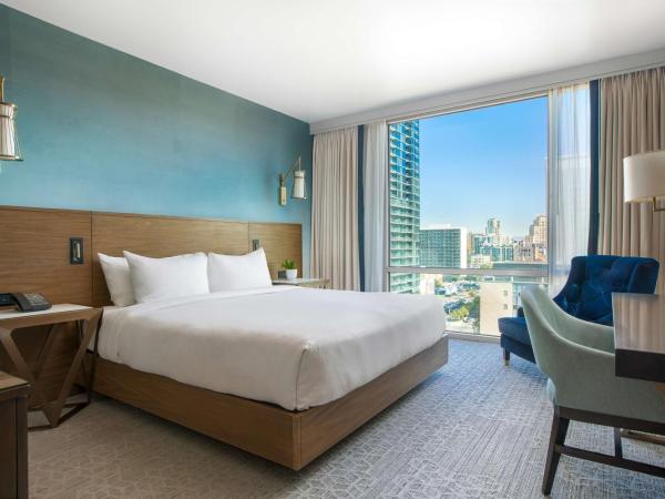 Carte Hotel San Diego Downtown, Curio Collection By Hilton : photo 6 de la chambre chambre lit king-size - vue sur ville