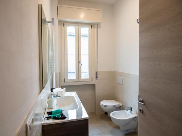 Nova Galileo l Ospedale Maggiore e Centro l AC Clima e Parcheggio Free : photo 4 de la chambre chambre lits jumeaux avec salle de bains privative