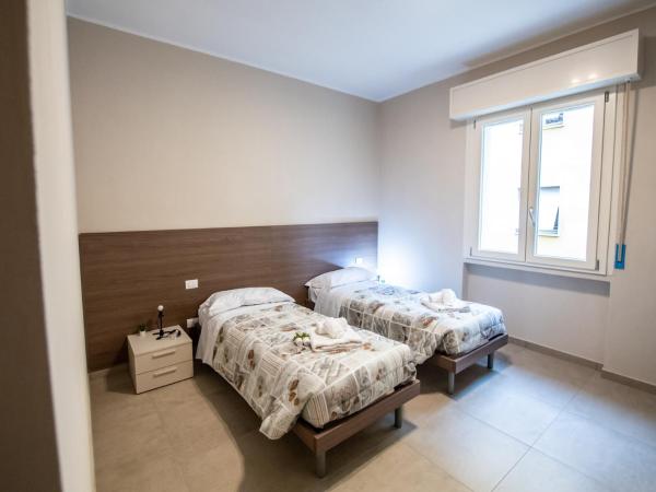 G12 B&B l Zona Ospedale Maggiore & Centro l Parking Privato Gratuito : photo 2 de la chambre chambre lits jumeaux avec salle de bains privative