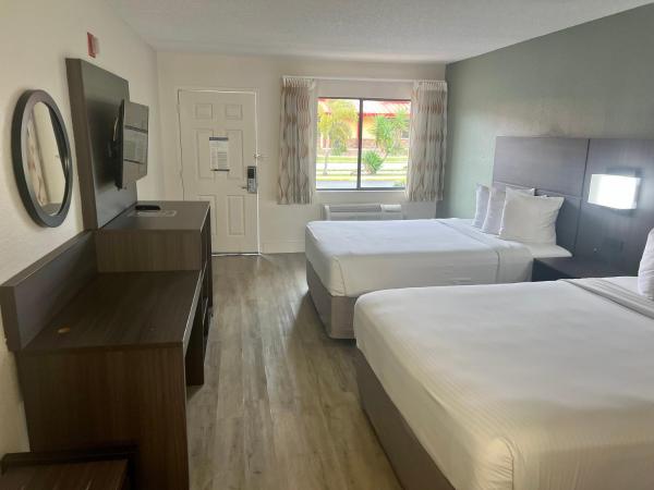 Quality Inn & Suites Orlando East - UCF Area : photo 1 de la chambre chambre avec 2 grands lits queen-size 