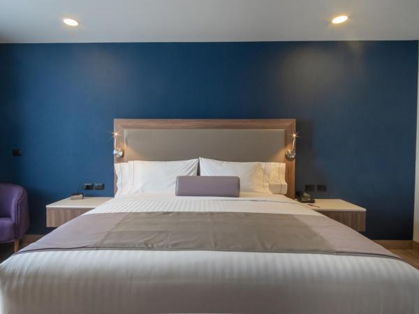 Sheraton Guadalajara Expo : photo 1 de la chambre chambre lit king-size de luxe - vue sur ville et balcon