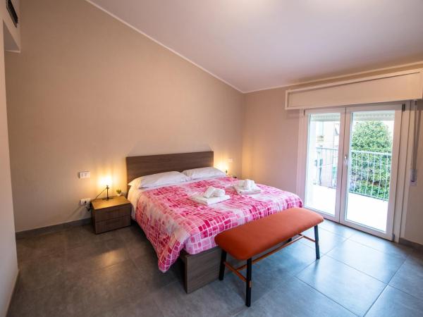 G12 B&B l Zona Ospedale Maggiore & Centro l Parking Privato Gratuito : photo 2 de la chambre chambre double avec salle de bains privative