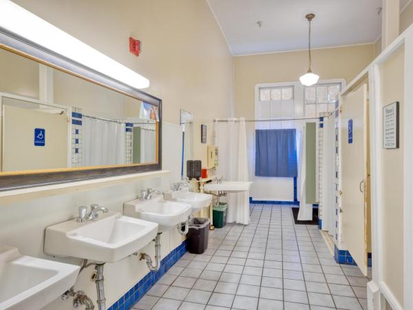 HI San Francisco Fisherman's Wharf Hostel : photo 2 de la chambre private 2-person twin room