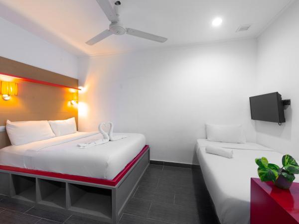 Tune Hotel - Waterfront Kuching : photo 1 de la chambre triple room without window