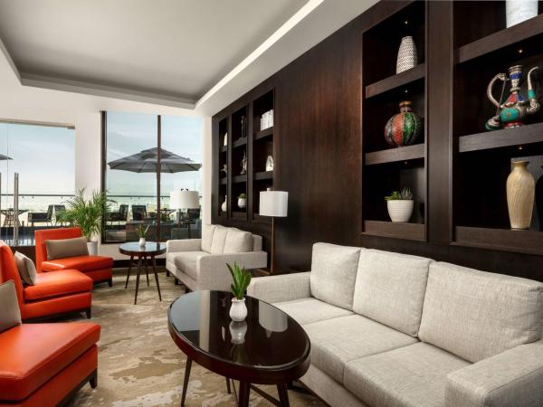 JW Marriott Hotel Muscat : photo 7 de la chambre chambre exécutive avec 2 lits doubles et accès au salon 24h/24