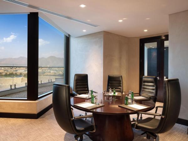 JW Marriott Hotel Muscat : photo 10 de la chambre chambre exécutive avec 2 lits doubles et accès au salon 24h/24