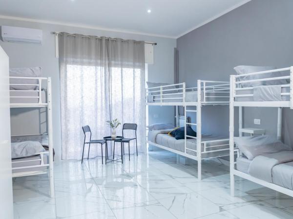 Hostel Partenope : photo 2 de la chambre lit dans dortoir mixte de 6 lits