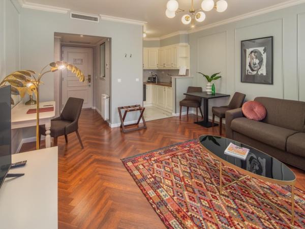 Queen's Court Hotel & Residence : photo 2 de la chambre suite lit king-size triple supérieure