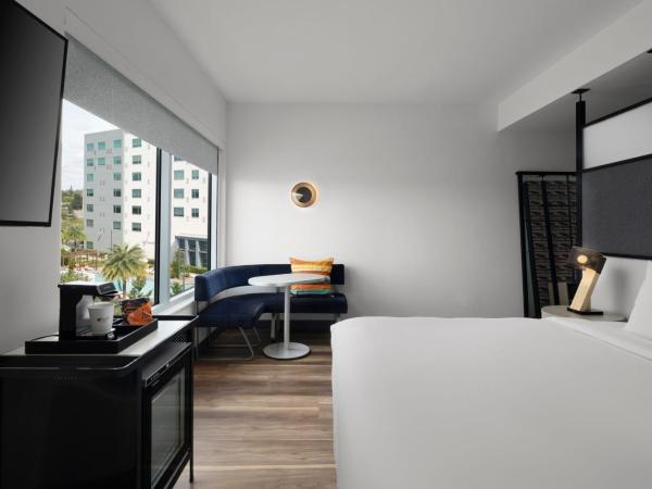 Aloft Orlando International Drive : photo 1 de la chambre king room with pool view (no resort fee)